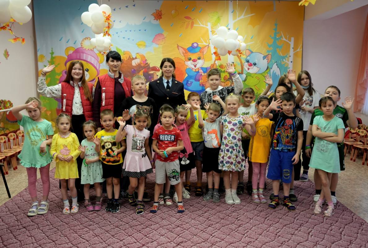 Акция «Полиция и дети» прошла в магаданском детском доме. Вместе с Движением Первых ребята побывали в роли юных натуралистов В Магадане стражи порядка совместно с представителями регионального отделения Движения Первых... Акция «Полиция и дети» прошла в магаданском детском доме. Вместе с Движением Первых ребята побывали в роли юных натуралистов В Магадане стражи порядка совместно с представителями регионального отделения Движения Первых...