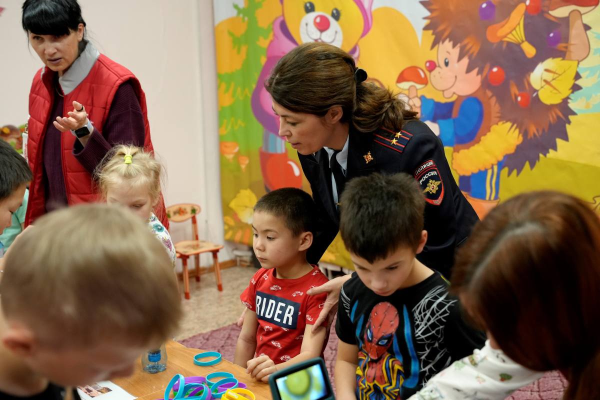 Акция «Полиция и дети» прошла в магаданском детском доме. Вместе с Движением Первых ребята побывали в роли юных натуралистов В Магадане стражи порядка совместно с представителями регионального отделения Движения Первых... Акция «Полиция и дети» прошла в магаданском детском доме. Вместе с Движением Первых ребята побывали в роли юных натуралистов В Магадане стражи порядка совместно с представителями регионального отделения Движения Первых...