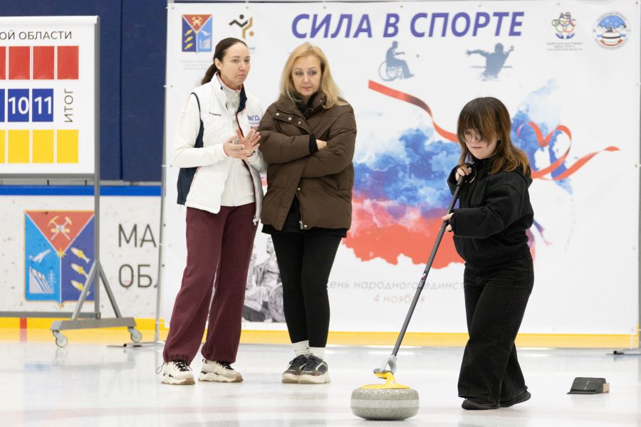 Победителей соревнований по керлингу на колясках и стик-керлингу определили в Магадане Победителей соревнований по керлингу на колясках и стик-керлингу определили в Магадане