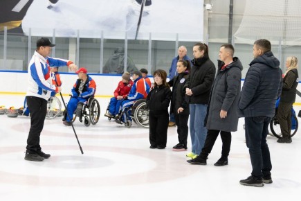Победителей соревнований по керлингу на колясках определили в Магадане