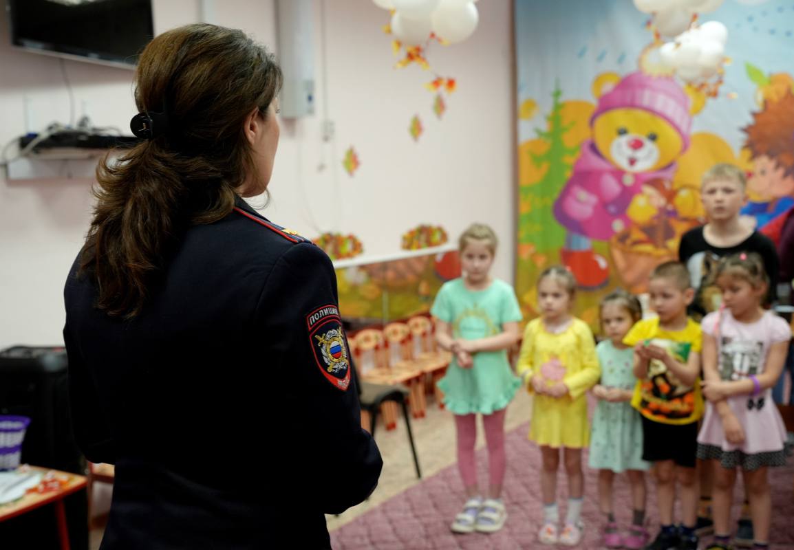 Акция «Полиция и дети» прошла в магаданском детском доме. Вместе с Движением Первых ребята побывали в роли юных натуралистов В Магадане стражи порядка совместно с представителями регионального отделения Движения Первых... Акция «Полиция и дети» прошла в магаданском детском доме. Вместе с Движением Первых ребята побывали в роли юных натуралистов В Магадане стражи порядка совместно с представителями регионального отделения Движения Первых...