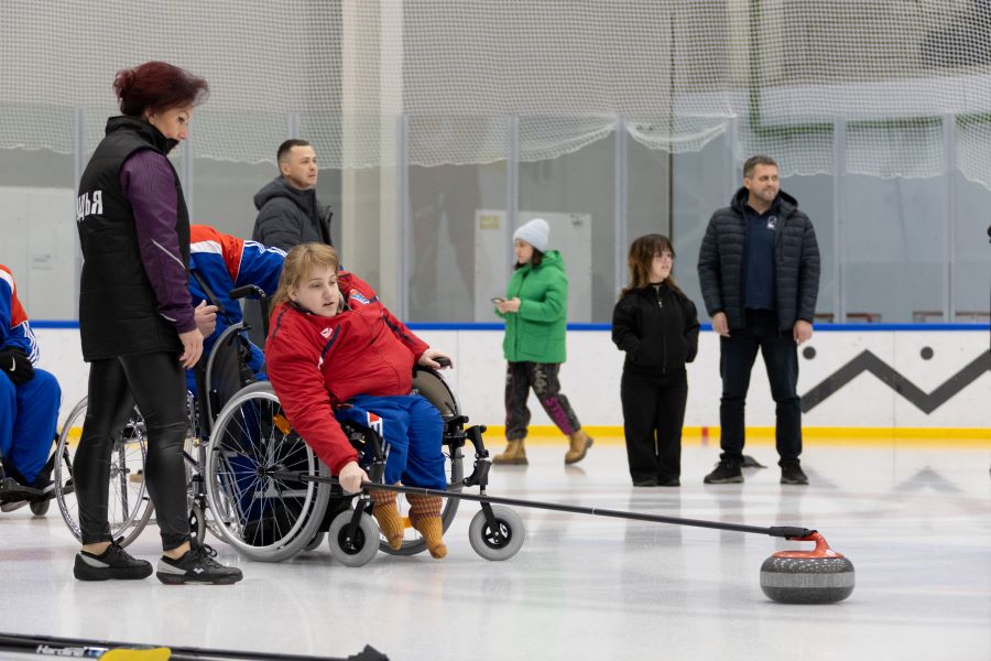 Победителей соревнований по керлингу на колясках определили в Магадане Победителей соревнований по керлингу на колясках определили в Магадане