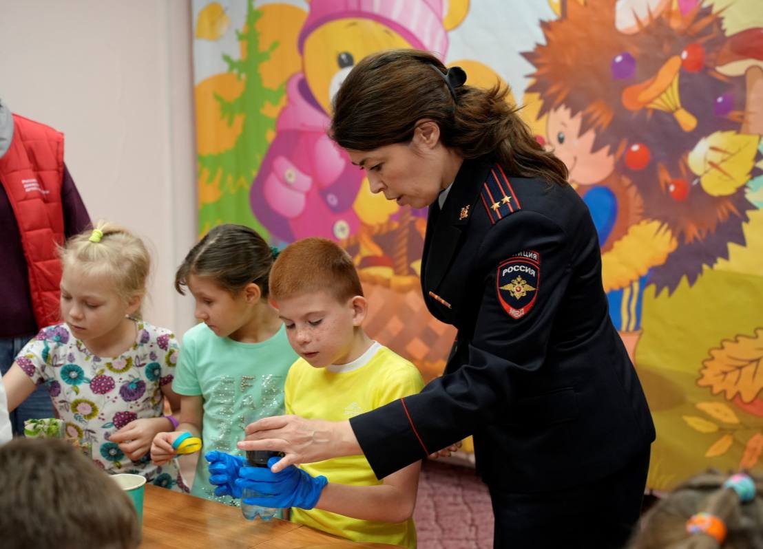 Акция «Полиция и дети» прошла в магаданском детском доме. Вместе с Движением Первых ребята побывали в роли юных натуралистов В Магадане стражи порядка совместно с представителями регионального отделения Движения Первых... Акция «Полиция и дети» прошла в магаданском детском доме. Вместе с Движением Первых ребята побывали в роли юных натуралистов В Магадане стражи порядка совместно с представителями регионального отделения Движения Первых...