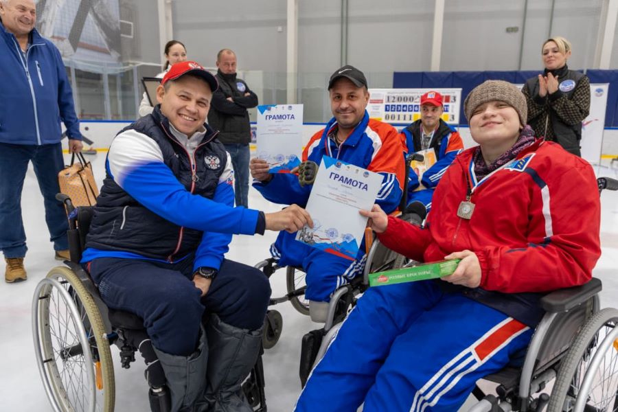 Победителей соревнований по керлингу на колясках и стик-керлингу определили в Магадане Победителей соревнований по керлингу на колясках и стик-керлингу определили в Магадане