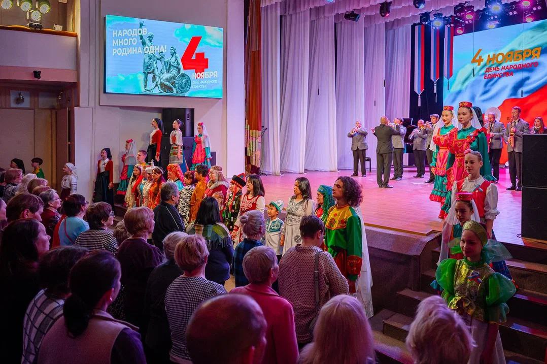 Праздничный концерт, посвящённый Дню народного единства «Мы едины! Мы непобедимы!», объединил магаданцев в Центре культуры в преддверии 4 ноября Праздничный концерт, посвящённый Дню народного единства «Мы едины! Мы непобедимы!», объединил магаданцев в Центре культуры в преддверии 4 ноября