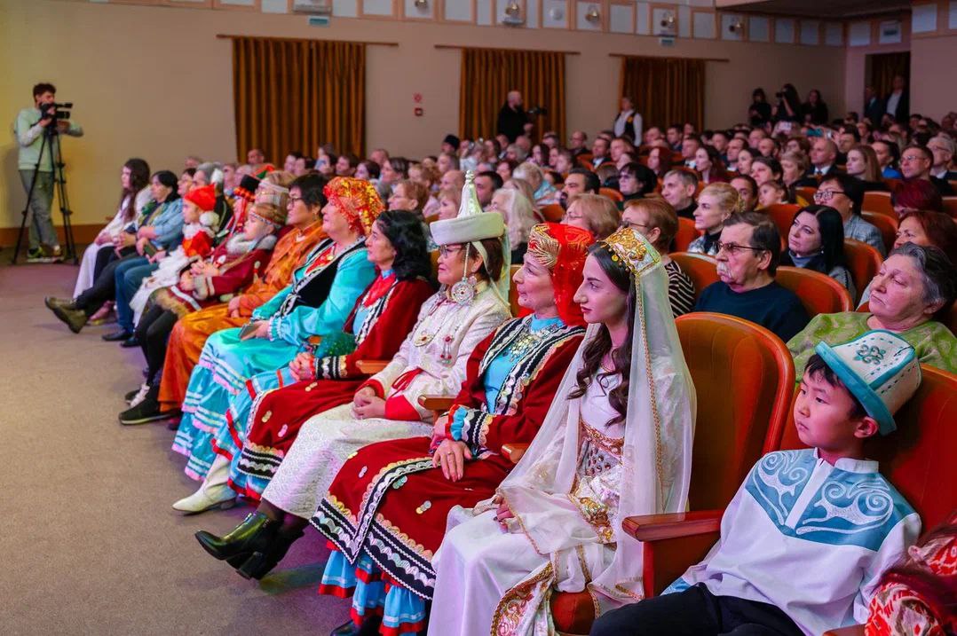 Праздничный концерт, посвящённый Дню народного единства «Мы едины! Мы непобедимы!», объединил магаданцев в Центре культуры в преддверии 4 ноября Праздничный концерт, посвящённый Дню народного единства «Мы едины! Мы непобедимы!», объединил магаданцев в Центре культуры в преддверии 4 ноября