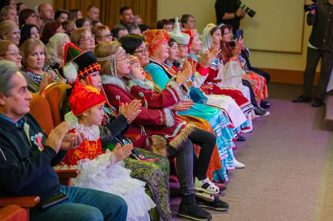 Праздничный концерт, посвящённый Дню народного единства «Мы едины! Мы непобедимы!», объединил магаданцев в Центре культуры в преддверии 4 ноября Праздничный концерт, посвящённый Дню народного единства «Мы едины! Мы непобедимы!», объединил магаданцев в Центре культуры в преддверии 4 ноября