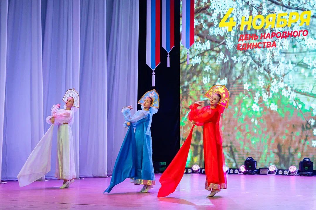 Праздничный концерт, посвящённый Дню народного единства «Мы едины! Мы непобедимы!», объединил магаданцев в Центре культуры в преддверии 4 ноября Праздничный концерт, посвящённый Дню народного единства «Мы едины! Мы непобедимы!», объединил магаданцев в Центре культуры в преддверии 4 ноября