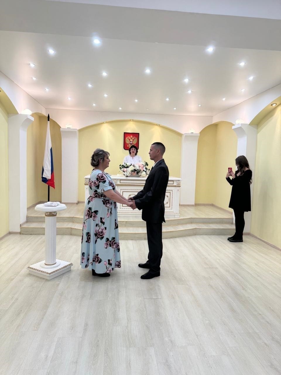 Серебряную свадьбу отметили в Магадане супруги Ларины Серебряную свадьбу отметили в Магадане супруги Ларины