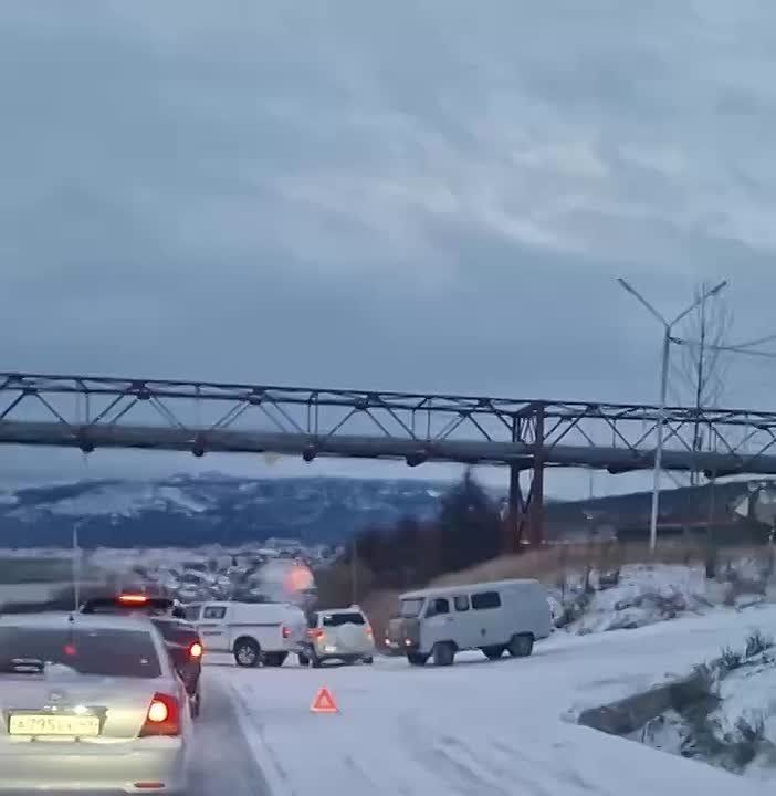Поступает много гневных сообщений от жителей по состоянию двух подъёмов в мр-н Пионерный, гололёд чистейший, техники не было, владельцам машин причиняется материальный ущерб