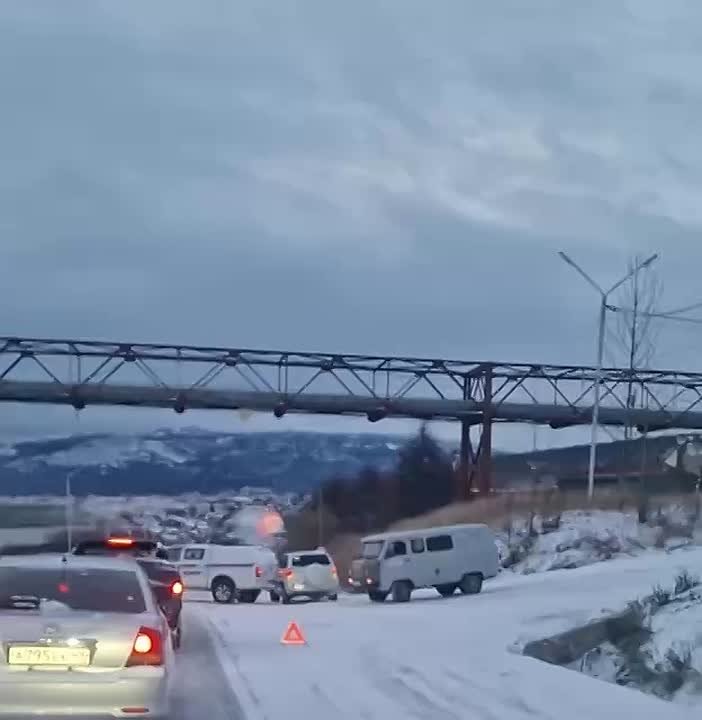 Поступает много гневных сообщений от жителей по состоянию двух подъёмов в мр-н Пионерный, гололёд чистейший, техники не было, владельцам машин причиняется материальный ущерб