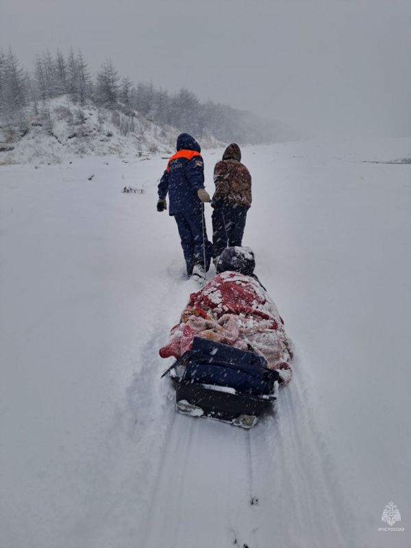 Спасатели оказали помощь магаданскому рыбаку в его день рождения