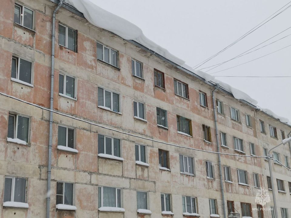 МЧС предупреждает: будьте внимательны, проходя вблизи зданий!