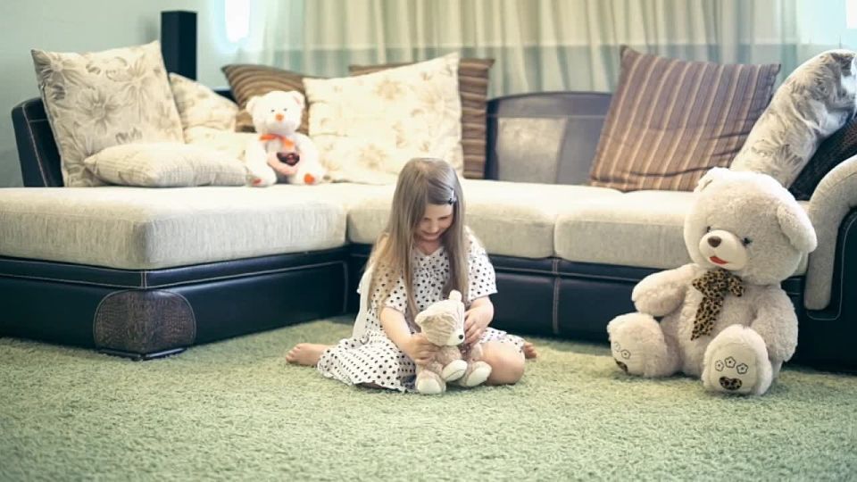 Спички детям - не игрушка. Зная о том, что спички и зажигалки — опасны, взрослые порой кладут их в доступных местах, и любопытный ребёнок, оставшись без присмотра, может начать играть с огнём