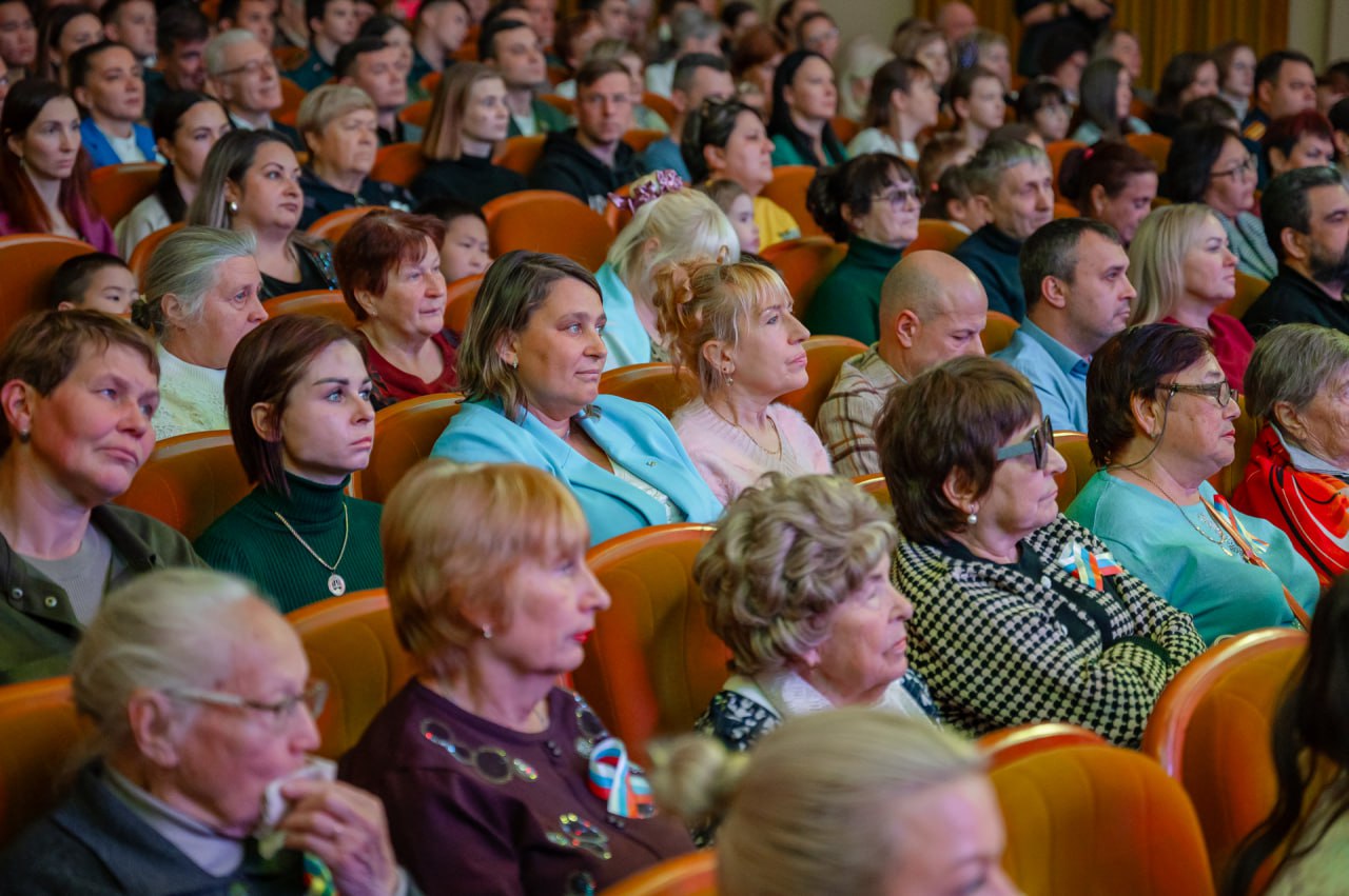 Лариса Поликанова: Дорогие магаданцы, поздравляю вас с Днём народного единства — праздником, который напоминает: вместе мы способны преодолеть любые испытания и достичь самых смелых целей! Лариса Поликанова: Дорогие магаданцы, поздравляю вас с Днём народного единства — праздником, который напоминает: вместе мы способны преодолеть любые испытания и достичь самых смелых целей!