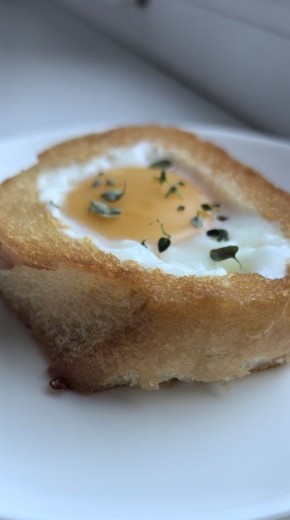 Ритуал утра: как простое яйцо в хлебе может сделать ваш завтрак особенным