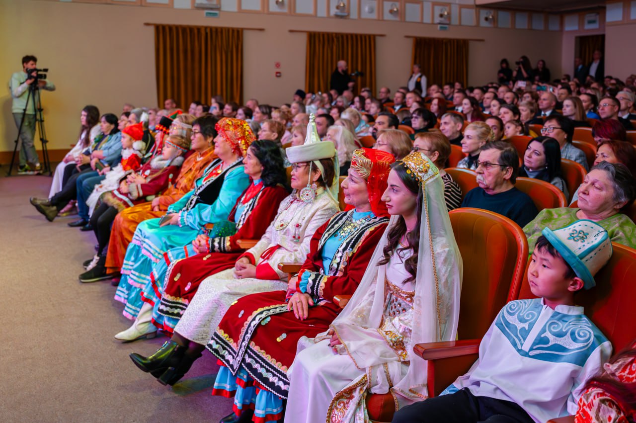 Лариса Поликанова: Дорогие магаданцы, поздравляю вас с Днём народного единства — праздником, который напоминает: вместе мы способны преодолеть любые испытания и достичь самых смелых целей! Лариса Поликанова: Дорогие магаданцы, поздравляю вас с Днём народного единства — праздником, который напоминает: вместе мы способны преодолеть любые испытания и достичь самых смелых целей!