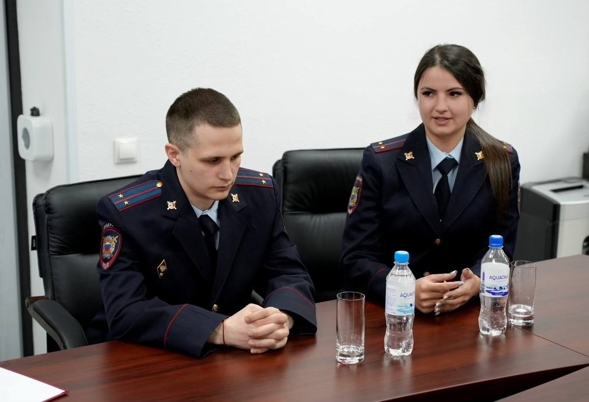 Преумножая лучшие традиции ведомства: в УМВД России по Магаданской области состоялась встреча трех поколений сотрудников органов внутренних дел Преумножая лучшие традиции ведомства: в УМВД России по Магаданской области состоялась встреча трех поколений сотрудников органов внутренних дел