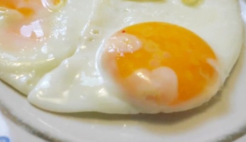 Идеальный завтрак: как быстро приготовить яичницу в мультиварке