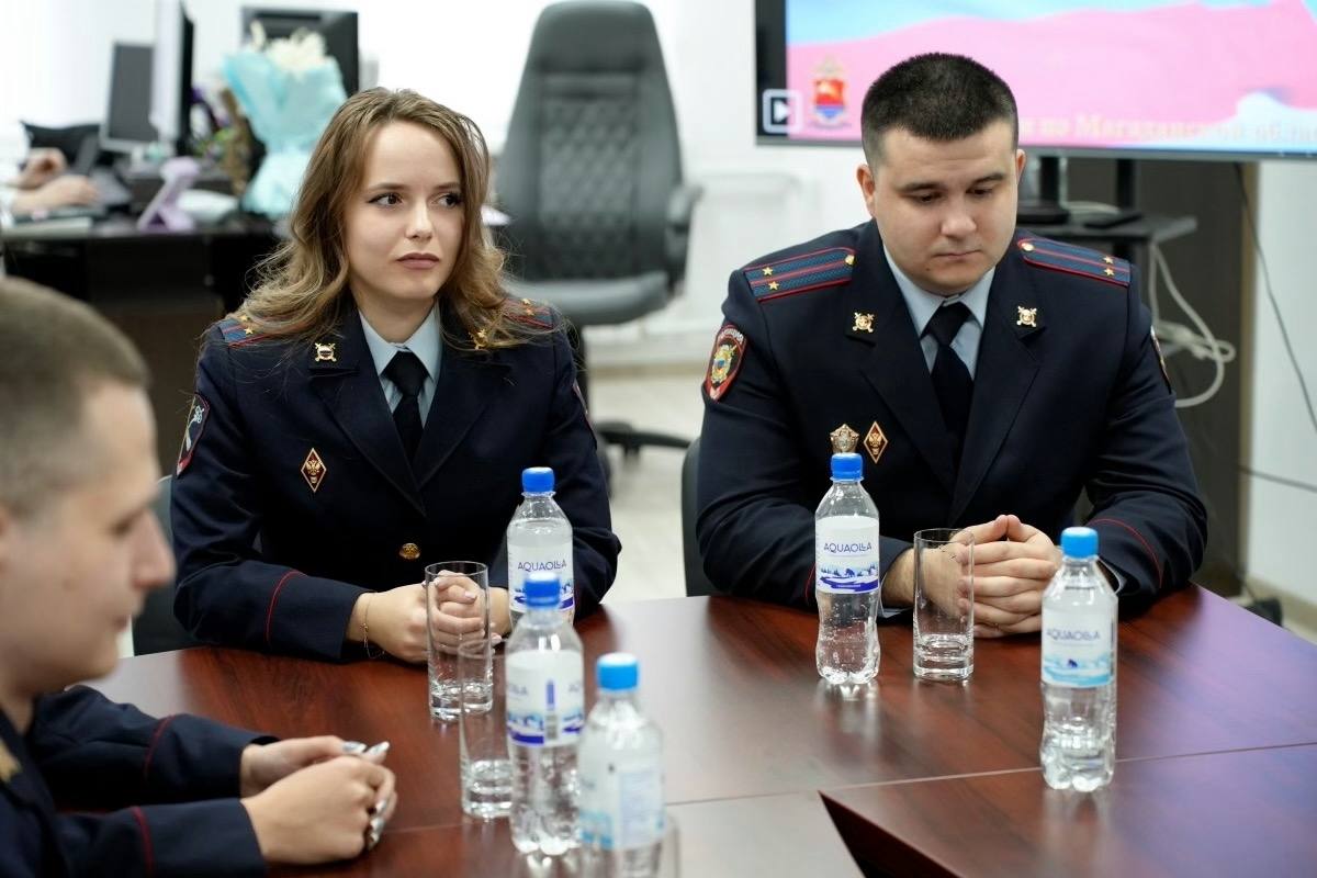 Преумножая лучшие традиции ведомства: в УМВД России по Магаданской области состоялась встреча трех поколений сотрудников органов внутренних дел Преумножая лучшие традиции ведомства: в УМВД России по Магаданской области состоялась встреча трех поколений сотрудников органов внутренних дел