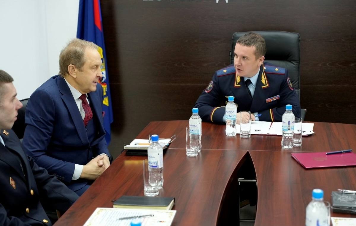 Преумножая лучшие традиции ведомства: в УМВД России по Магаданской области состоялась встреча трех поколений сотрудников органов внутренних дел Преумножая лучшие традиции ведомства: в УМВД России по Магаданской области состоялась встреча трех поколений сотрудников органов внутренних дел