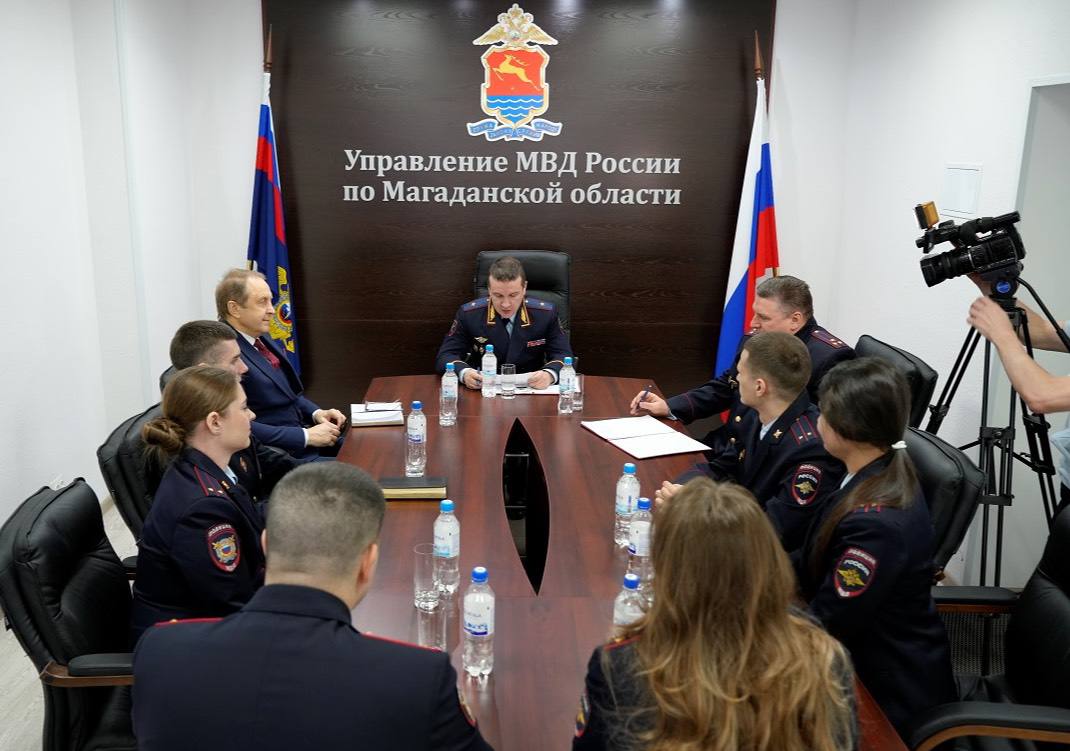 Преумножая лучшие традиции ведомства: в УМВД России по Магаданской области состоялась встреча трех поколений сотрудников органов внутренних дел Преумножая лучшие традиции ведомства: в УМВД России по Магаданской области состоялась встреча трех поколений сотрудников органов внутренних дел