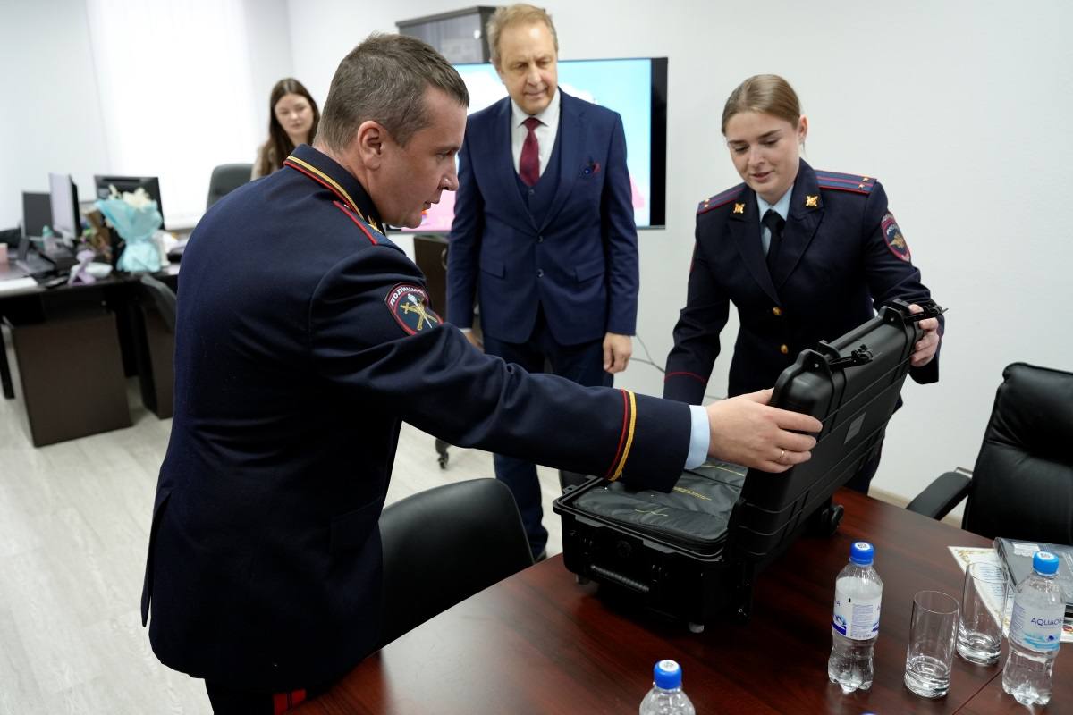 Преумножая лучшие традиции ведомства: в УМВД России по Магаданской области состоялась встреча трех поколений сотрудников органов внутренних дел Преумножая лучшие традиции ведомства: в УМВД России по Магаданской области состоялась встреча трех поколений сотрудников органов внутренних дел