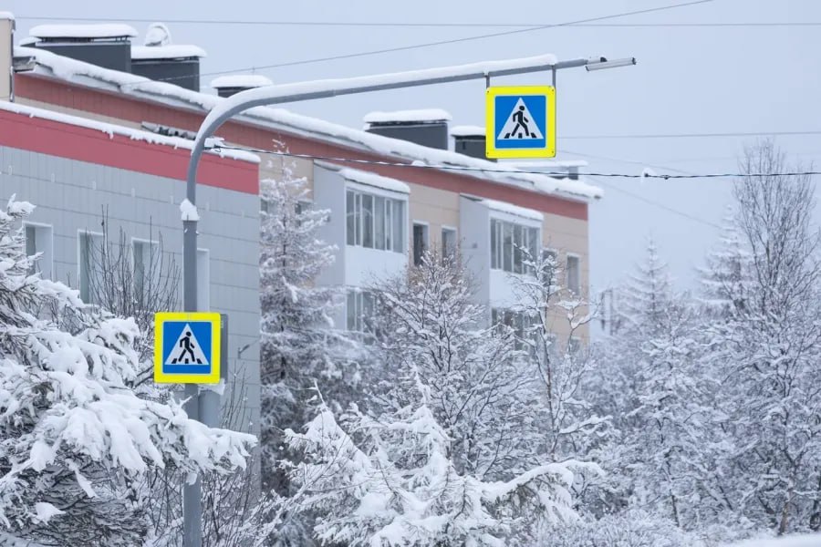 Магаданцев предупреждают об угрозе падающего с крыш снега