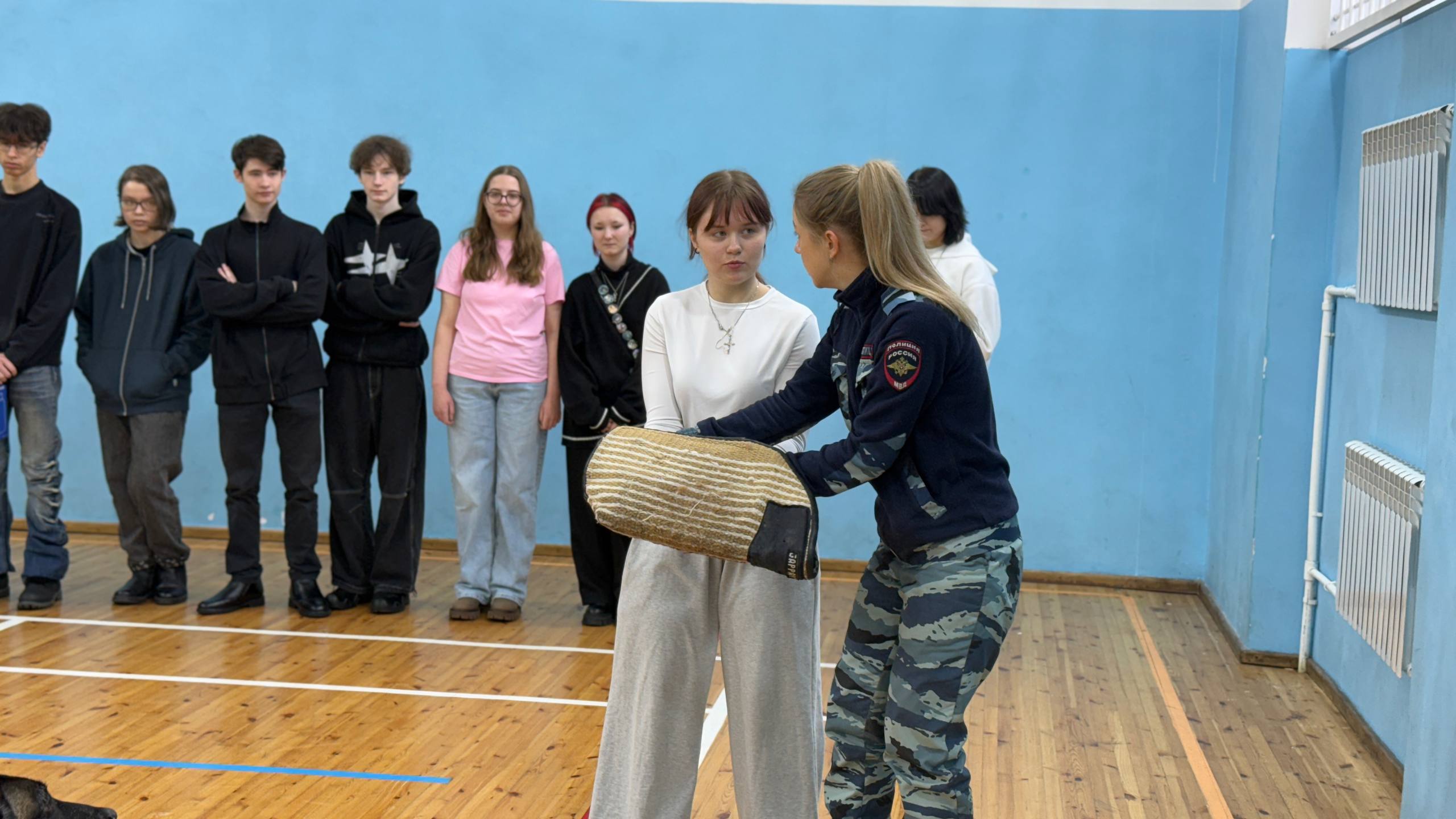 От инспектора-кинолога ЦКС ОМВД России по городу Магадану Екатерины Несмияновой молодые люди узнали, что собаки выполняют самые различные задачи – от нахождения похищенных вещей до поиска взрывчатых или наркотических веществ От инспектора-кинолога ЦКС ОМВД России по городу Магадану Екатерины Несмияновой молодые люди узнали, что собаки выполняют самые различные задачи – от нахождения похищенных вещей до поиска взрывчатых или наркотических веществ