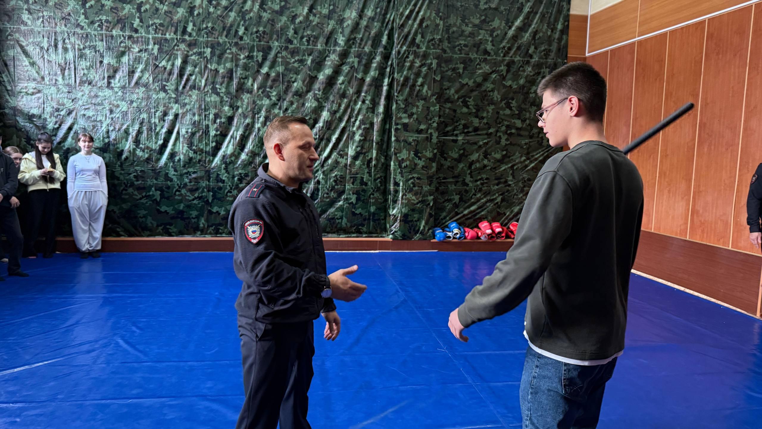 От инспектора-кинолога ЦКС ОМВД России по городу Магадану Екатерины Несмияновой молодые люди узнали, что собаки выполняют самые различные задачи – от нахождения похищенных вещей до поиска взрывчатых или наркотических веществ От инспектора-кинолога ЦКС ОМВД России по городу Магадану Екатерины Несмияновой молодые люди узнали, что собаки выполняют самые различные задачи – от нахождения похищенных вещей до поиска взрывчатых или наркотических веществ