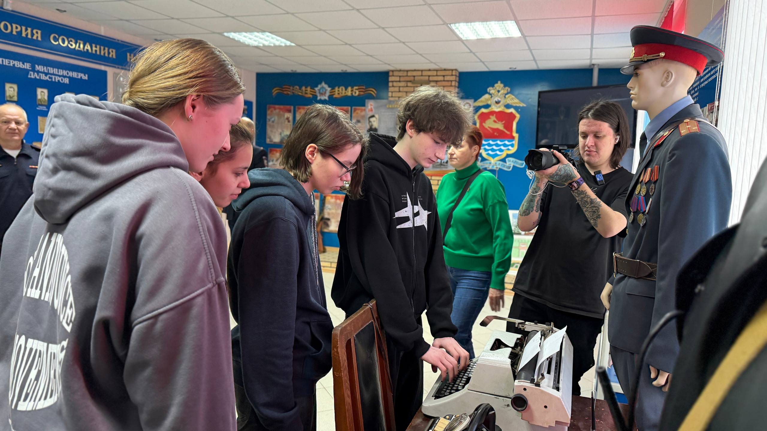 В Магадане в преддверии Дня сотрудника органов внутренних дел активисты молодежной организации «Движение Первых» побывали в Центре профессиональной подготовки регионального УМВД, где познакомились работой полицейских В Магадане в преддверии Дня сотрудника органов внутренних дел активисты молодежной организации «Движение Первых» побывали в Центре профессиональной подготовки регионального УМВД, где познакомились работой полицейских