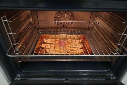 Как быстро отмыть пригоревший противень: простой способ, который удаляет жир и нагар без усилий