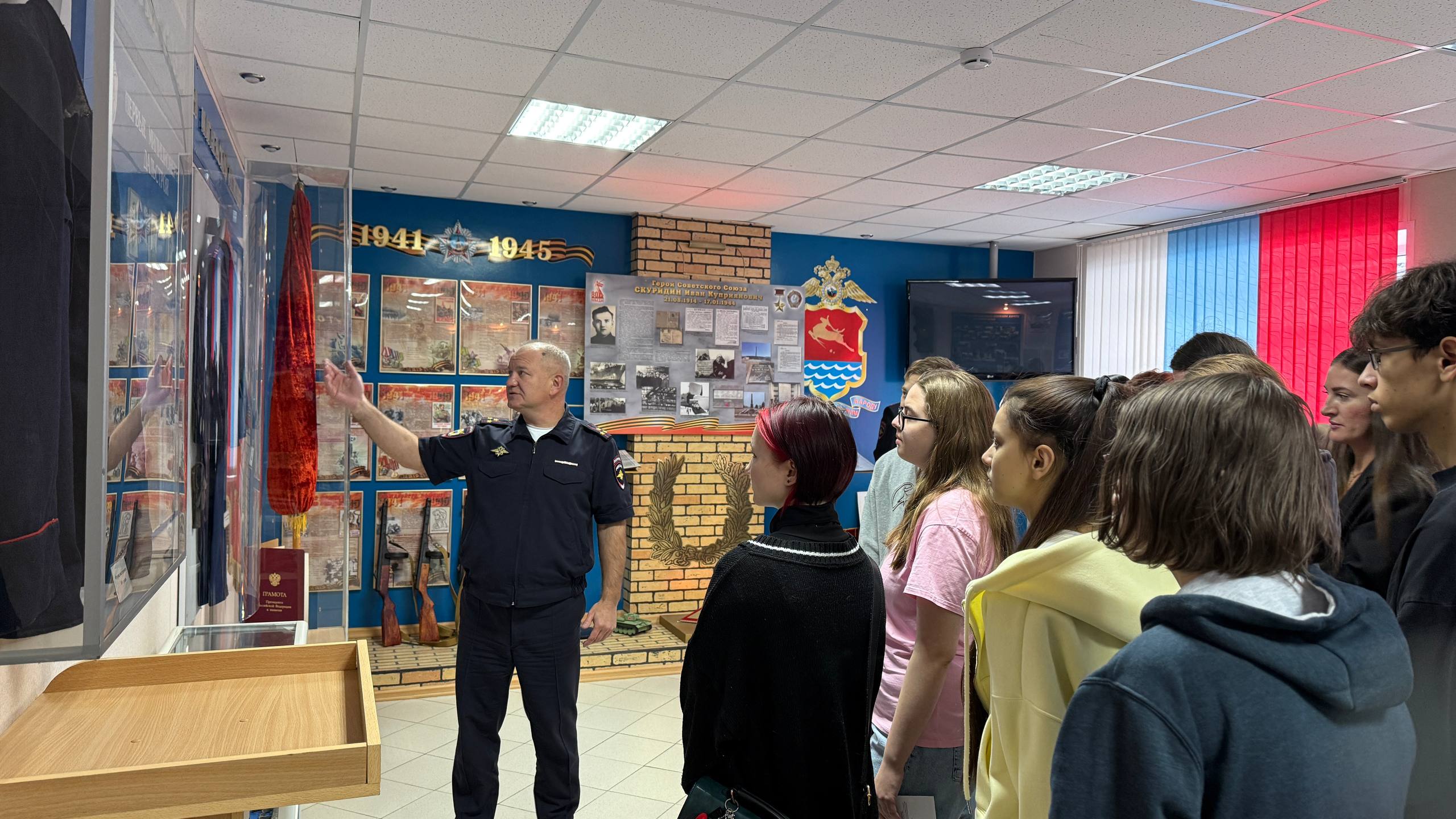 В Магадане в преддверии Дня сотрудника органов внутренних дел активисты молодежной организации «Движение Первых» побывали в Центре профессиональной подготовки регионального УМВД, где познакомились работой полицейских В Магадане в преддверии Дня сотрудника органов внутренних дел активисты молодежной организации «Движение Первых» побывали в Центре профессиональной подготовки регионального УМВД, где познакомились работой полицейских