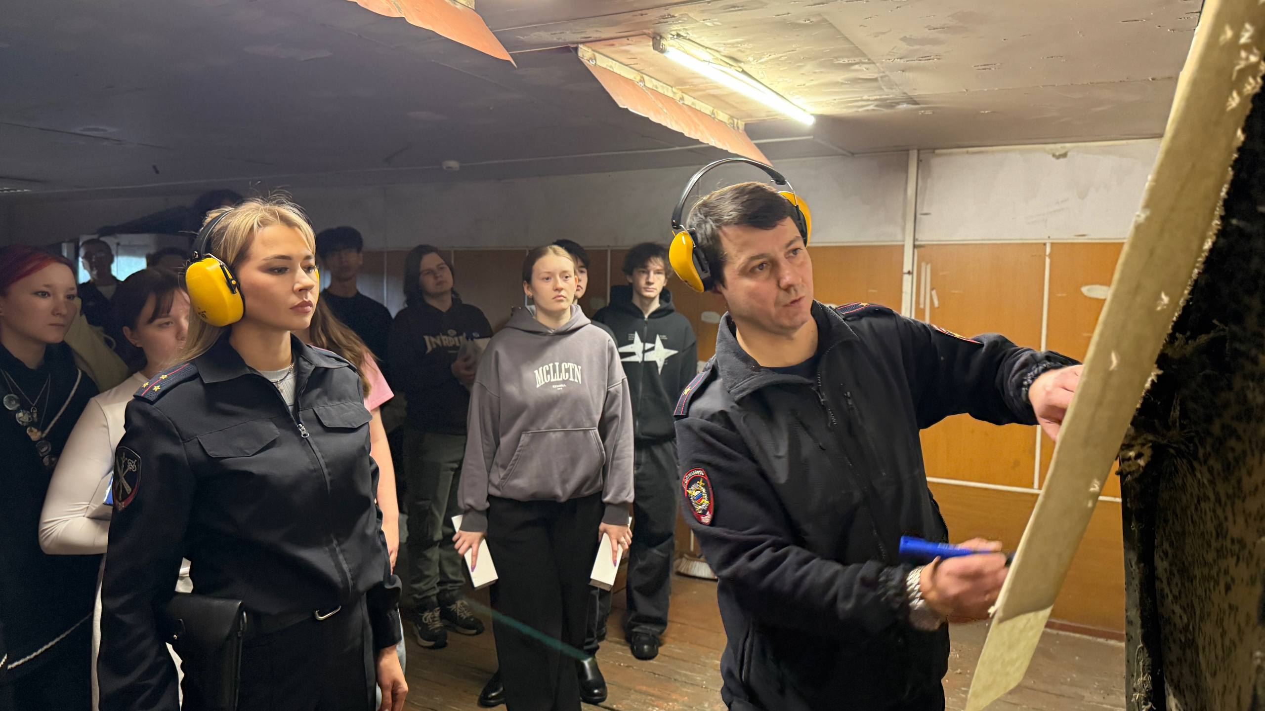 О том, как поступить в ведомственные вузы системы МВД России, ребят проинформировала специалист отдела профессиональной подготовки УРЛС УМВД Светлана Шорохова О том, как поступить в ведомственные вузы системы МВД России, ребят проинформировала специалист отдела профессиональной подготовки УРЛС УМВД Светлана Шорохова