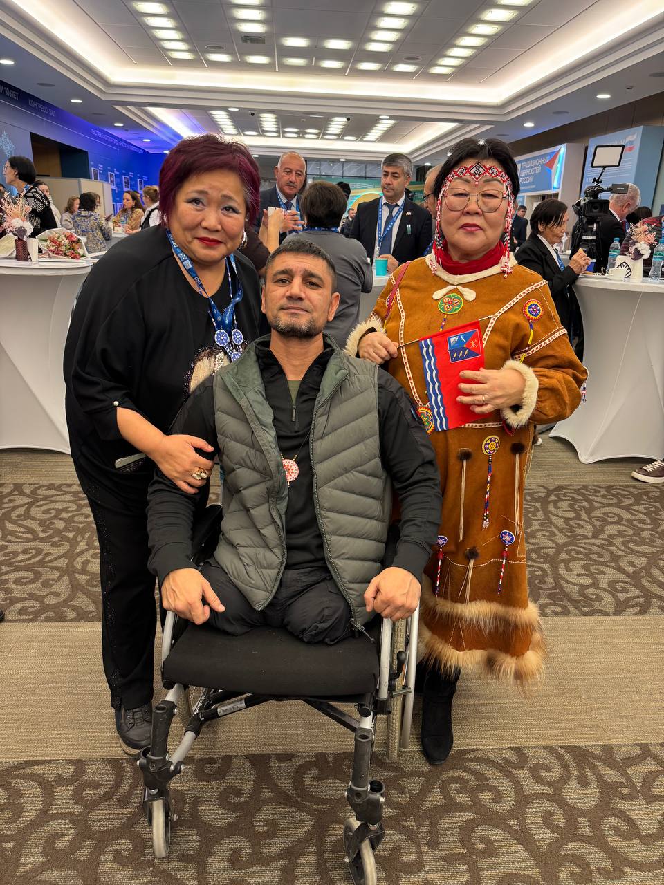 Колымский оберег передали магаданцы ветерану СВО и встретились с земляком, который проходит курс реабилитации в московском госпитале Колымский оберег передали магаданцы ветерану СВО и встретились с земляком, который проходит курс реабилитации в московском госпитале