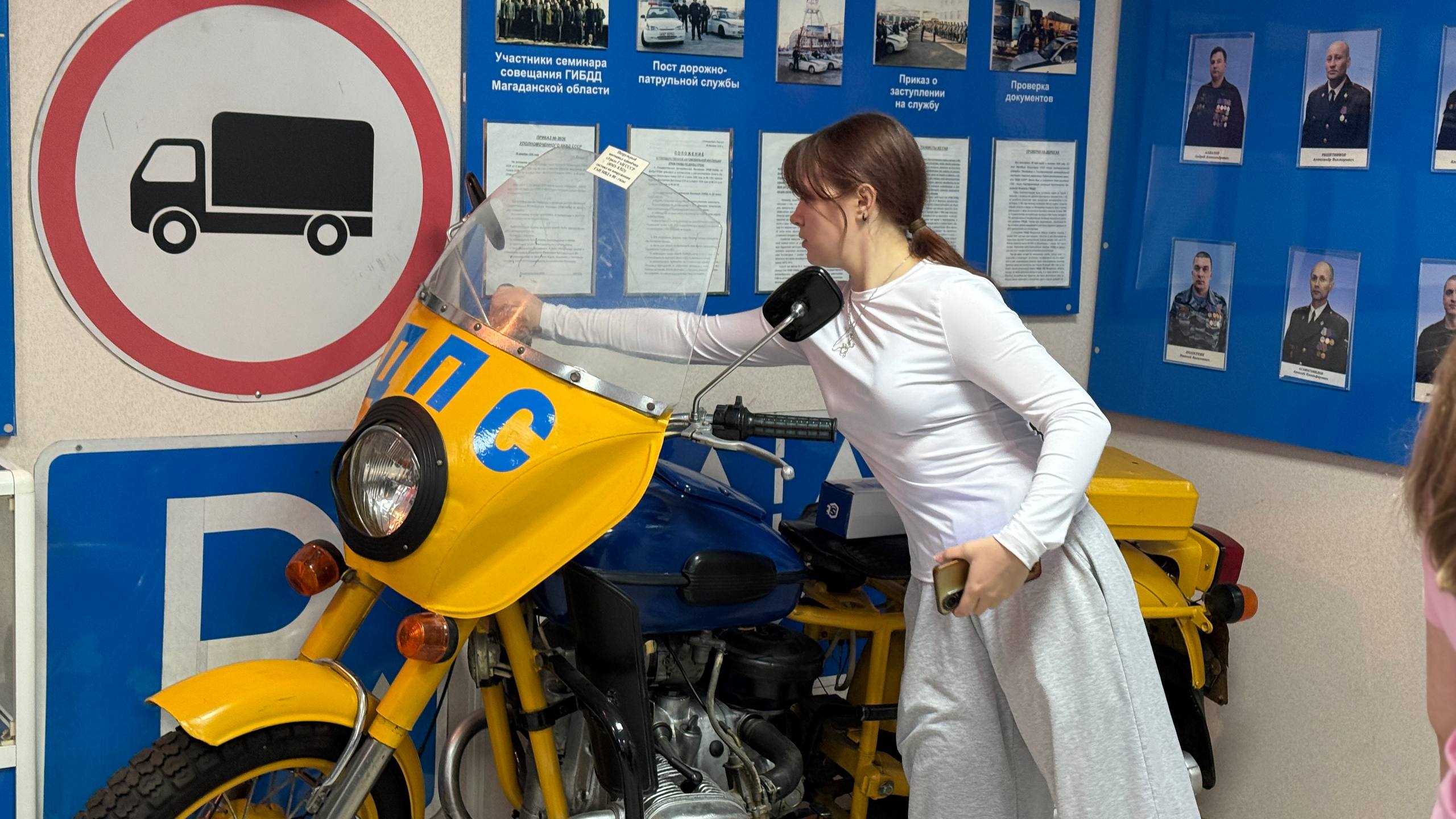 В Магадане в преддверии Дня сотрудника органов внутренних дел активисты молодежной организации «Движение Первых» побывали в Центре профессиональной подготовки регионального УМВД, где познакомились работой полицейских В Магадане в преддверии Дня сотрудника органов внутренних дел активисты молодежной организации «Движение Первых» побывали в Центре профессиональной подготовки регионального УМВД, где познакомились работой полицейских