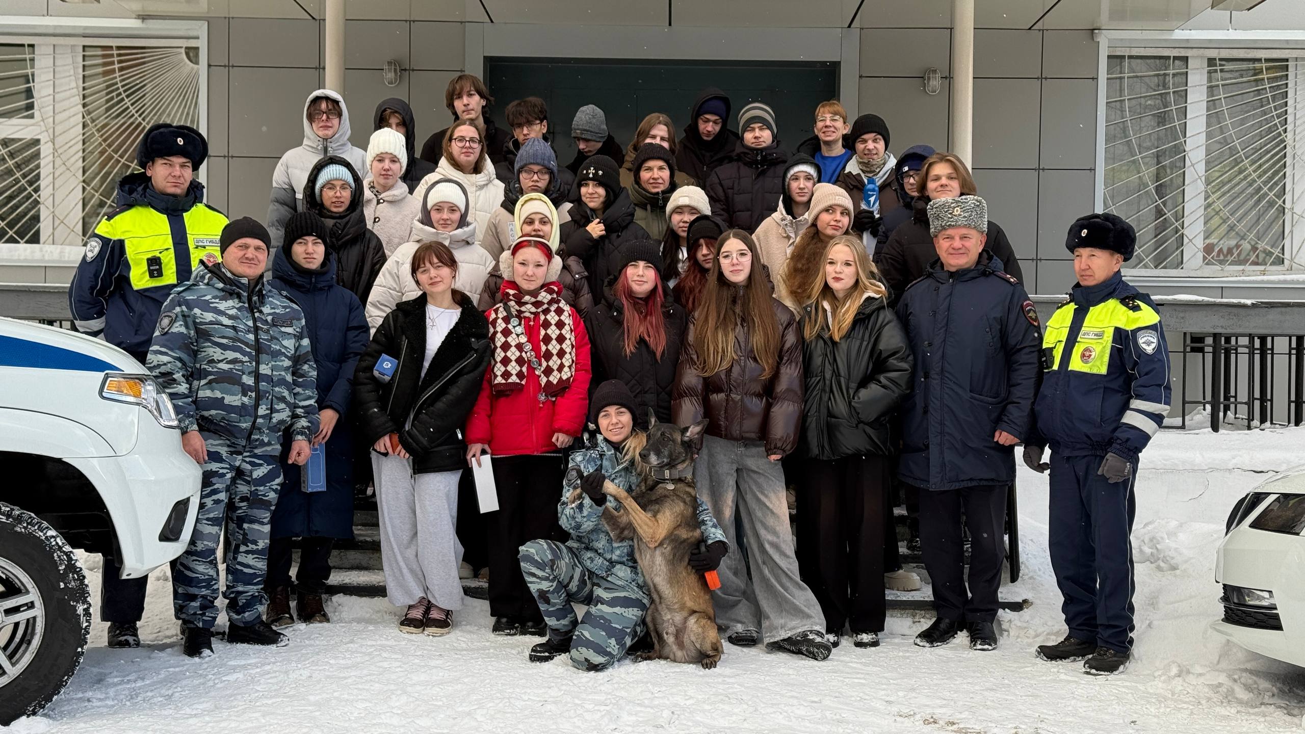 В Магадане в преддверии Дня сотрудника органов внутренних дел активисты молодежной организации «Движение Первых» побывали в Центре профессиональной подготовки регионального УМВД, где познакомились работой полицейских В Магадане в преддверии Дня сотрудника органов внутренних дел активисты молодежной организации «Движение Первых» побывали в Центре профессиональной подготовки регионального УМВД, где познакомились работой полицейских