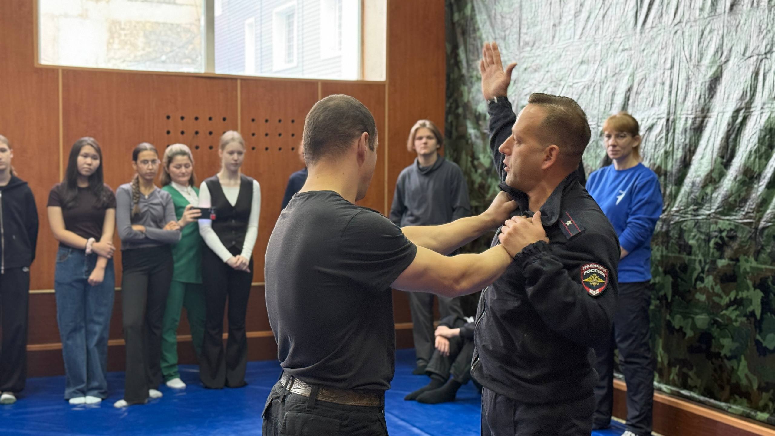 От инспектора-кинолога ЦКС ОМВД России по городу Магадану Екатерины Несмияновой молодые люди узнали, что собаки выполняют самые различные задачи – от нахождения похищенных вещей до поиска взрывчатых или наркотических веществ От инспектора-кинолога ЦКС ОМВД России по городу Магадану Екатерины Несмияновой молодые люди узнали, что собаки выполняют самые различные задачи – от нахождения похищенных вещей до поиска взрывчатых или наркотических веществ