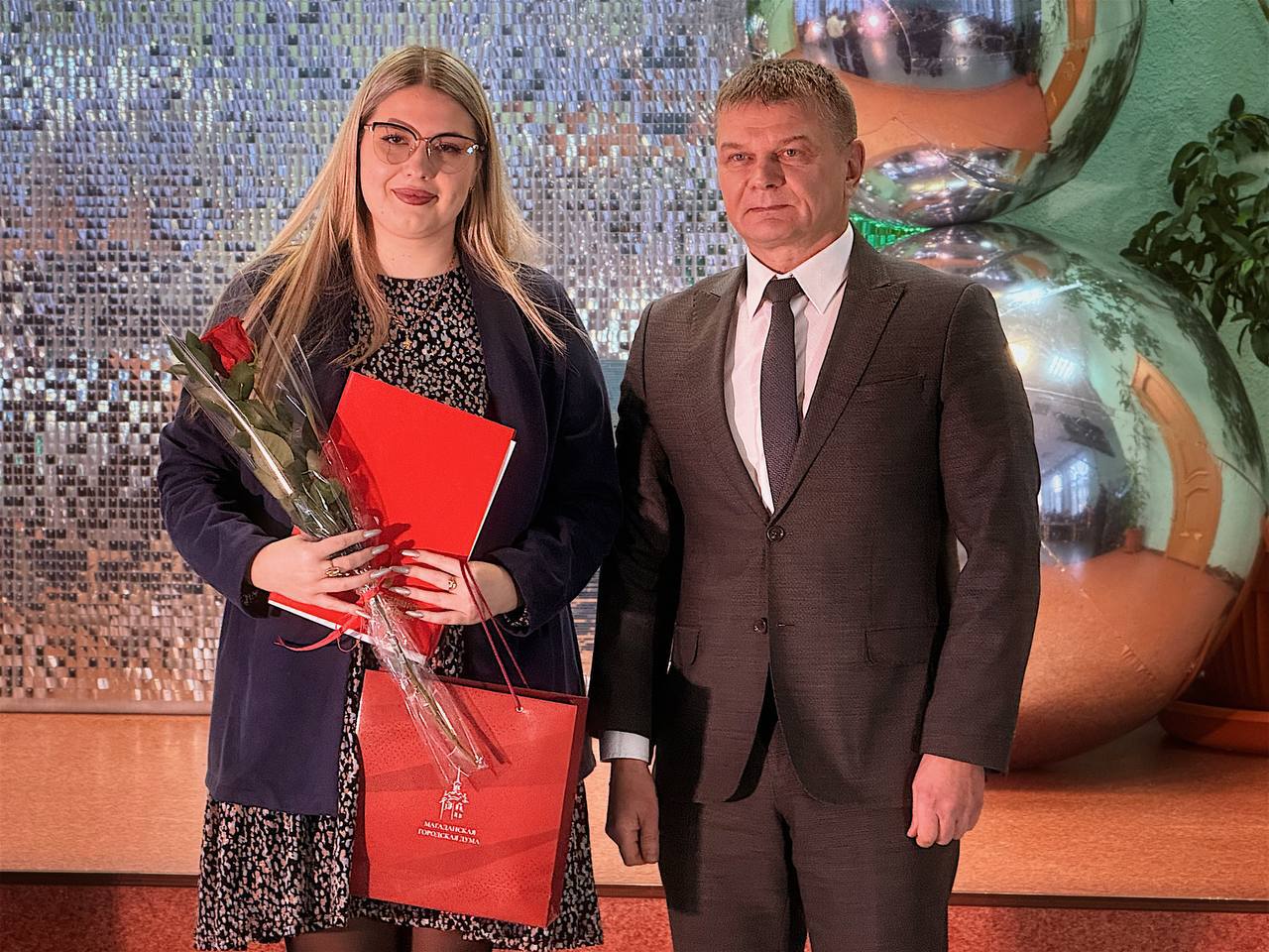 Председатель Магаданской городской Думы Сергей Смирнов поздравил Гимназию № 13 им. Героя РФ И. Кабанова с 60-летним юбилеем Председатель Магаданской городской Думы Сергей Смирнов поздравил Гимназию № 13 им. Героя РФ И. Кабанова с 60-летним юбилеем