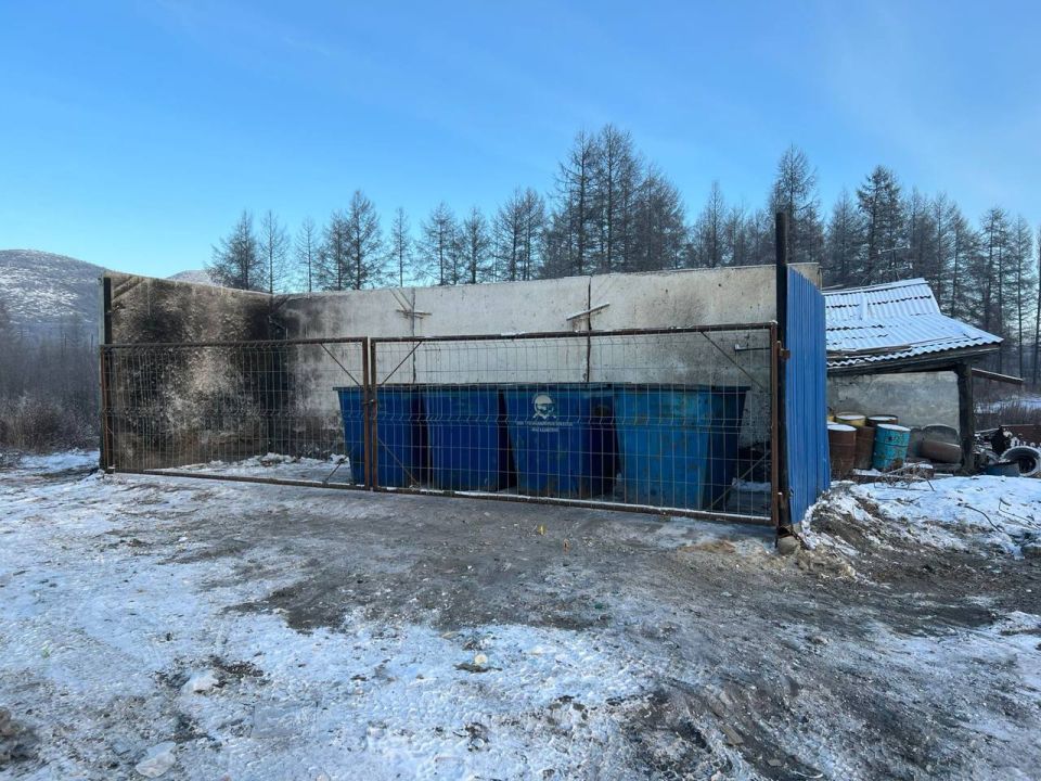 Сусуманский региональный оператор расчистил площадки для сбора коммунальных отходов в Сусумане