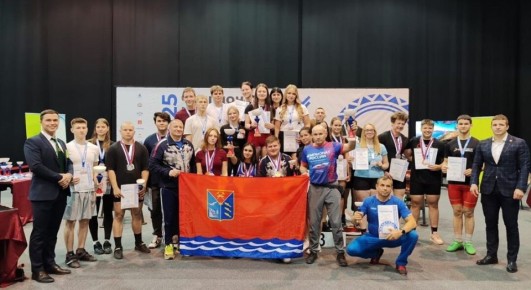 Колымские силачи привезли 53 медали разных достоинств с первенства ДФО по пауэрлифтингу