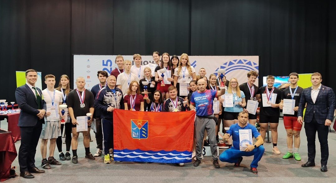 Колымские силачи привезли 53 медали разных достоинств с первенства ДФО по пауэрлифтингу