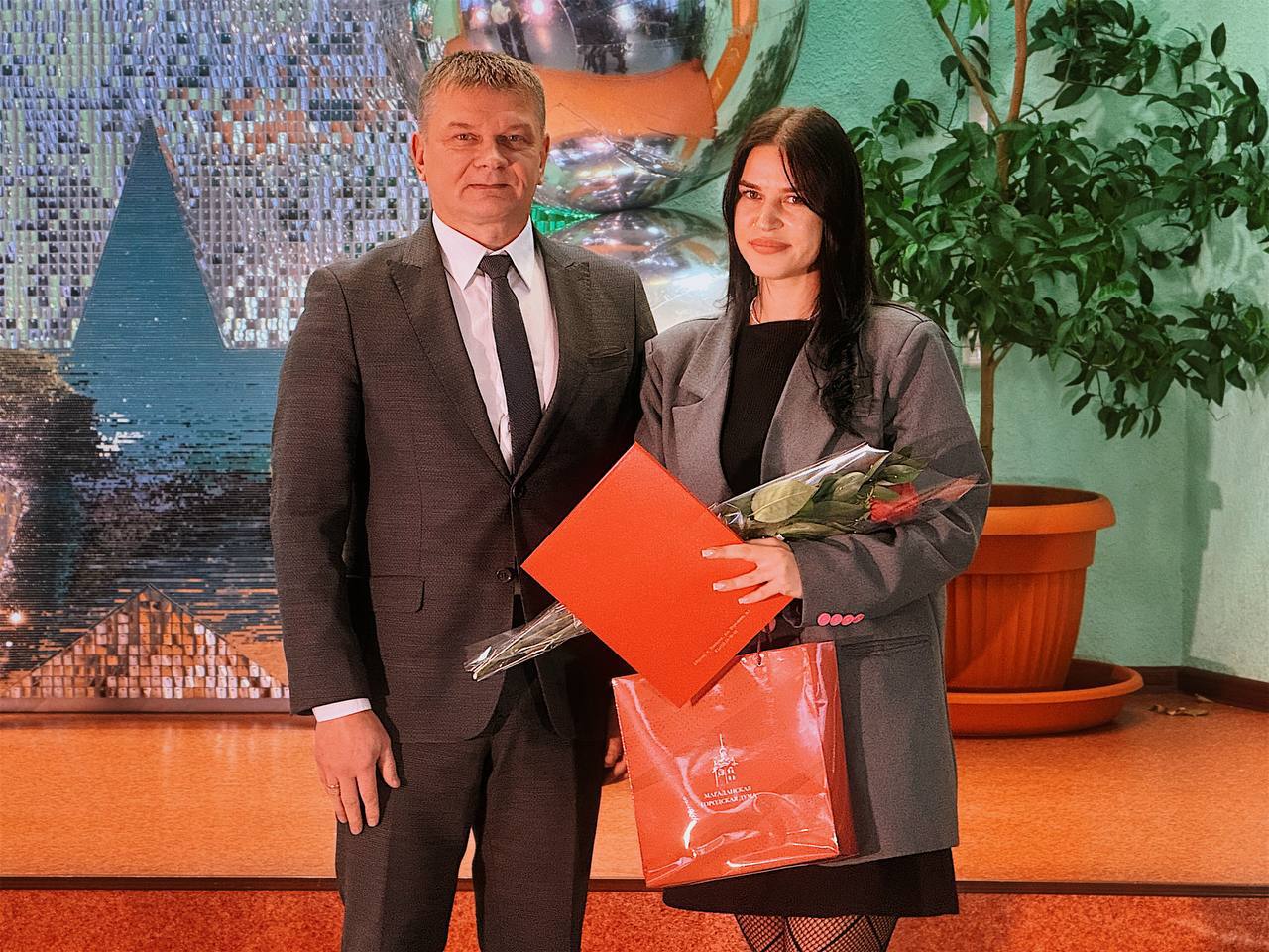 Председатель Магаданской городской Думы Сергей Смирнов поздравил Гимназию № 13 им. Героя РФ И. Кабанова с 60-летним юбилеем Председатель Магаданской городской Думы Сергей Смирнов поздравил Гимназию № 13 им. Героя РФ И. Кабанова с 60-летним юбилеем