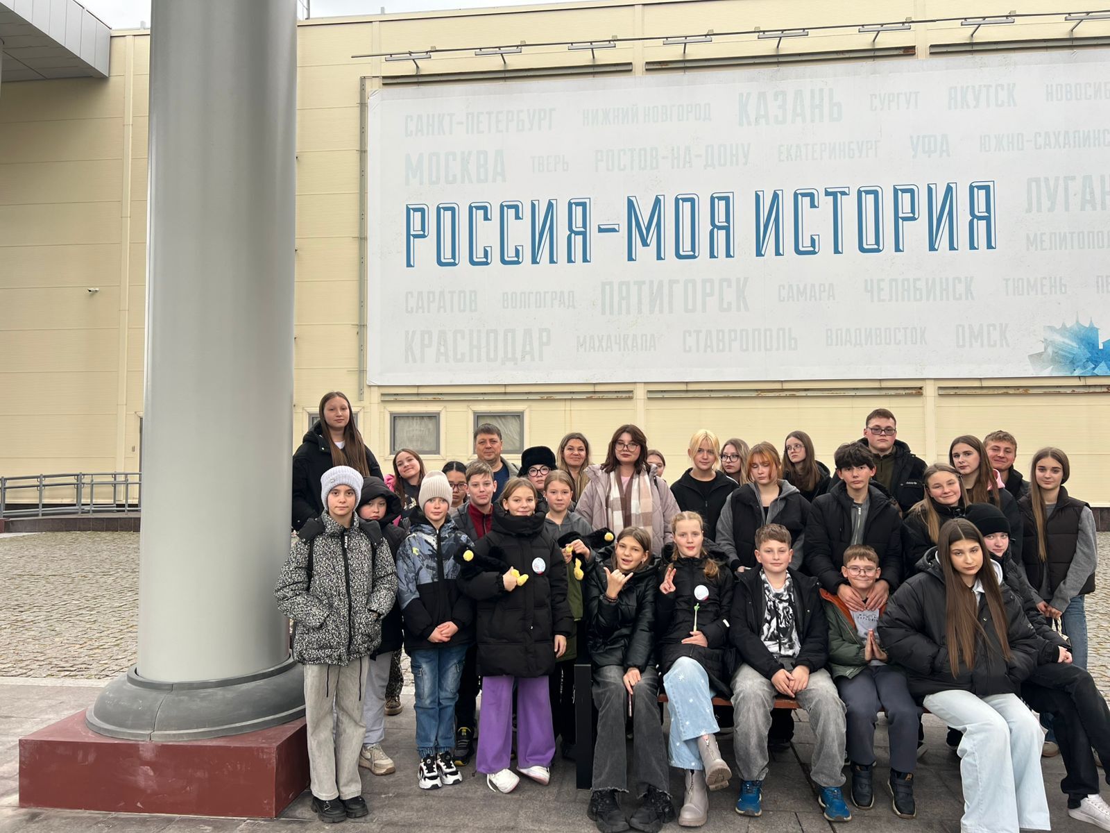 27 школьников из поселков Ягодное и Палатка, города Магадана побывали в Санкт-Петербурге по культурно-просветительской программе «Моя Россия – град Петров» 27 школьников из поселков Ягодное и Палатка, города Магадана побывали в Санкт-Петербурге по культурно-просветительской программе «Моя Россия – град Петров»