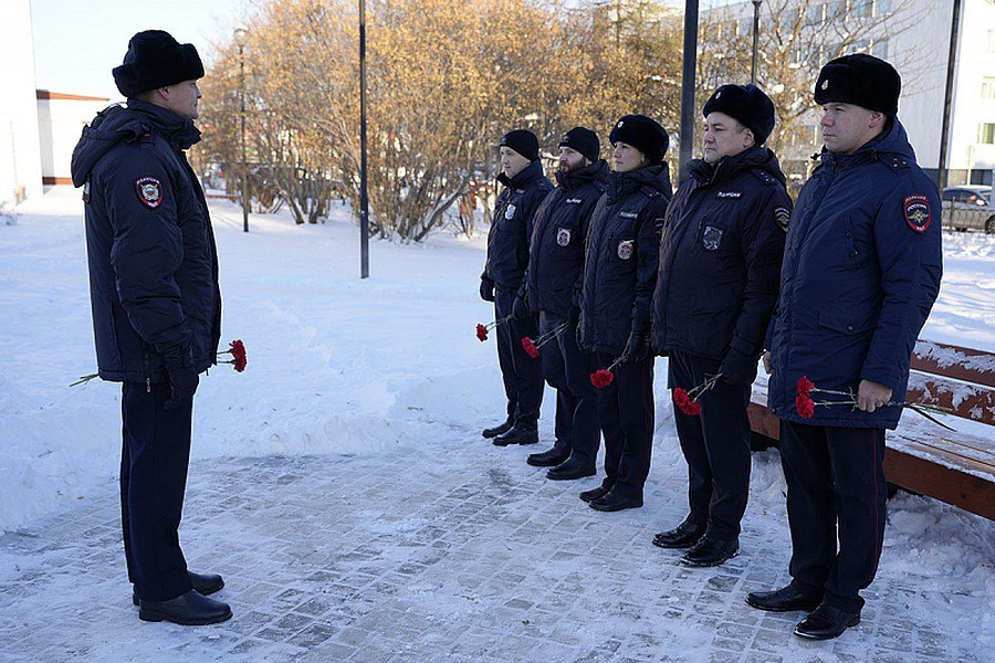 Полицейские возложили цветы в сквере имени Романа Воронова в Магадане Полицейские возложили цветы в сквере имени Романа Воронова в Магадане