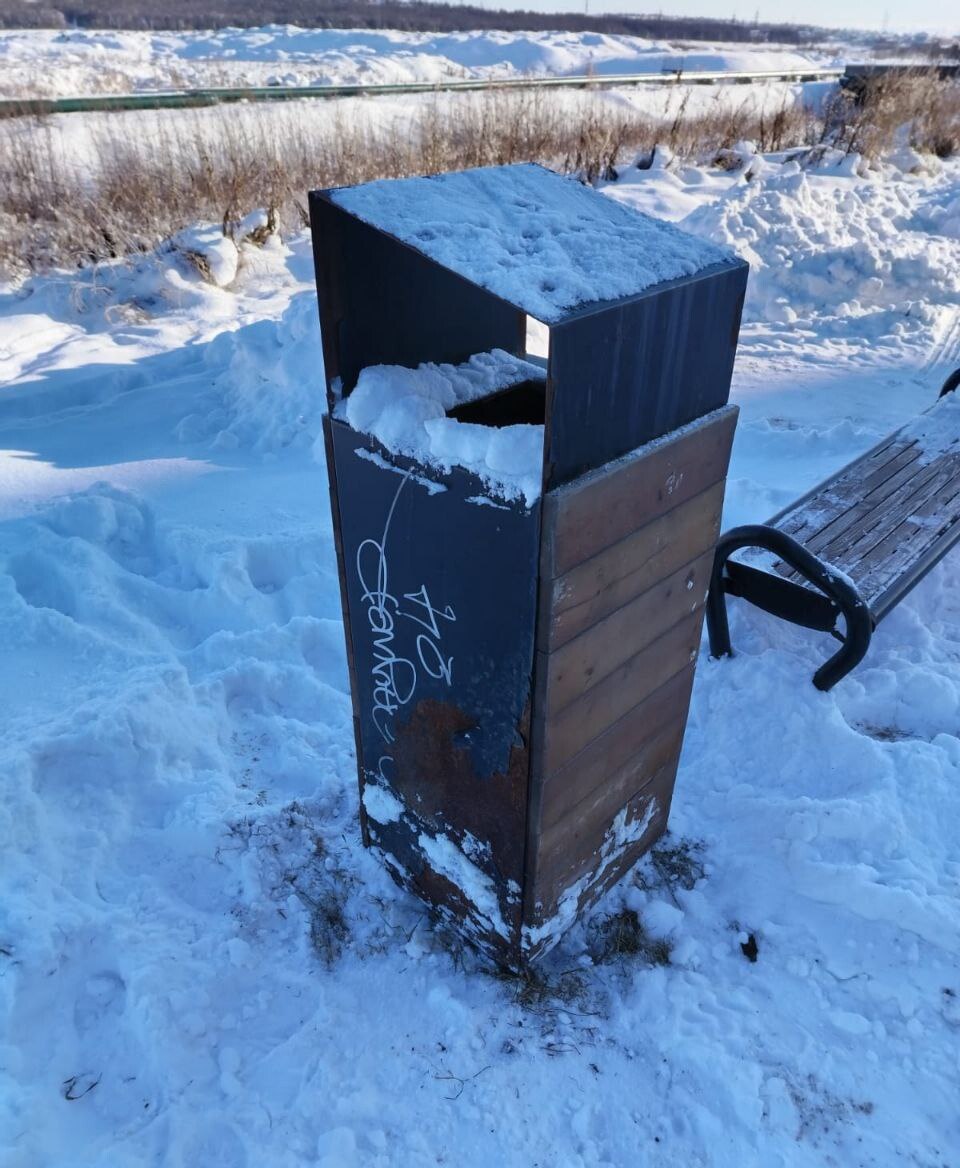 Внимание, горожане!. На велодорожке на улице Набережной реки Магаданки (от моста у Соборного кольца) демонтировано шесть урн Внимание, горожане!. На велодорожке на улице Набережной реки Магаданки (от моста у Соборного кольца) демонтировано шесть урн