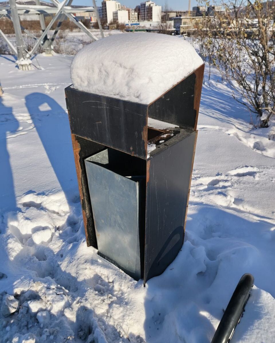 Внимание, горожане!. На велодорожке на улице Набережной реки Магаданки (от моста у Соборного кольца) демонтировано шесть урн Внимание, горожане!. На велодорожке на улице Набережной реки Магаданки (от моста у Соборного кольца) демонтировано шесть урн