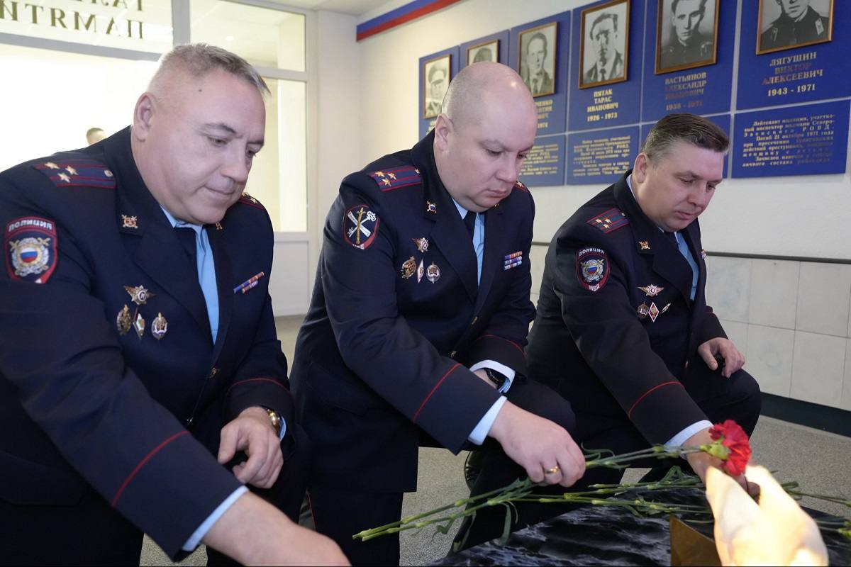 В УМВД России по Магаданской области полицейские почтили память сотрудников органов внутренних дел, погибших при исполнении служебных обязанностей В УМВД России по Магаданской области полицейские почтили память сотрудников органов внутренних дел, погибших при исполнении служебных обязанностей