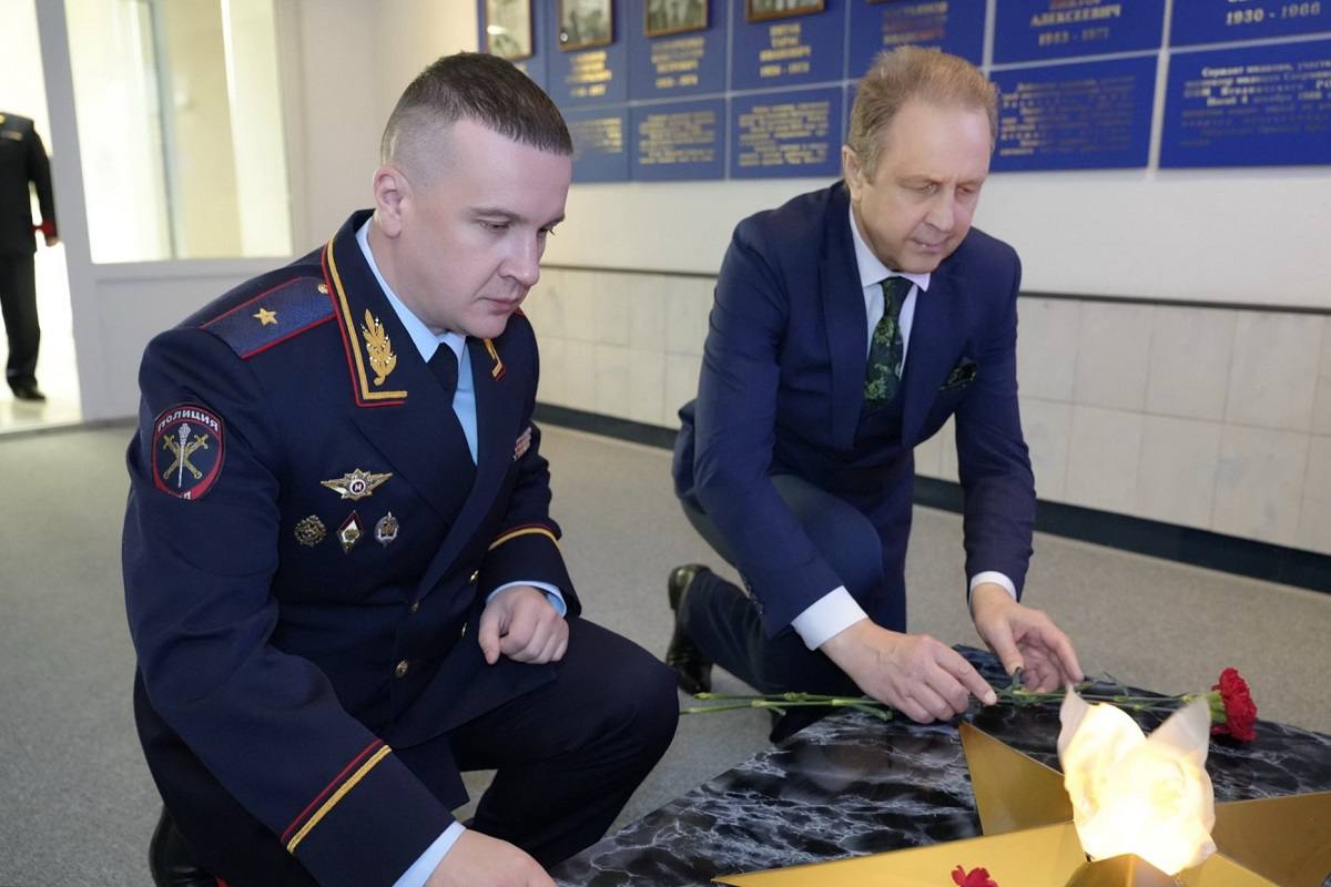 В УМВД России по Магаданской области полицейские почтили память сотрудников органов внутренних дел, погибших при исполнении служебных обязанностей В УМВД России по Магаданской области полицейские почтили память сотрудников органов внутренних дел, погибших при исполнении служебных обязанностей