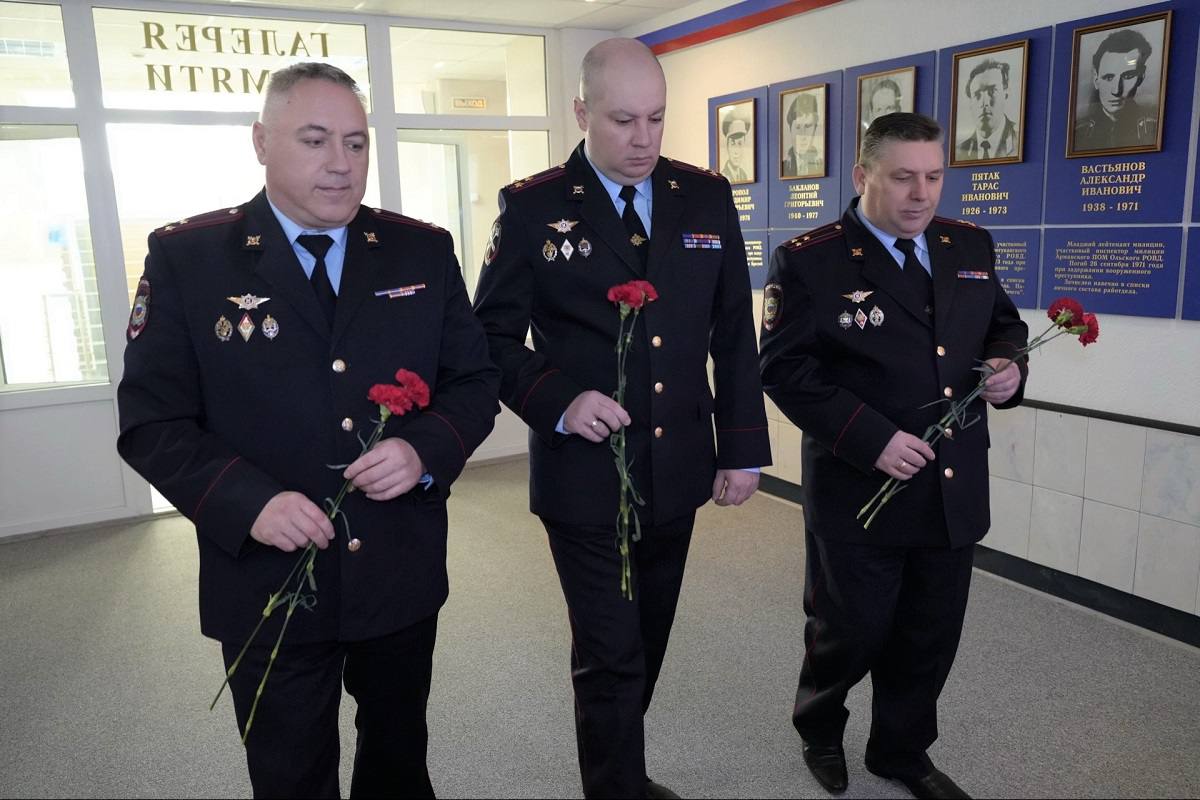 В УМВД России по Магаданской области полицейские почтили память сотрудников органов внутренних дел, погибших при исполнении служебных обязанностей В УМВД России по Магаданской области полицейские почтили память сотрудников органов внутренних дел, погибших при исполнении служебных обязанностей